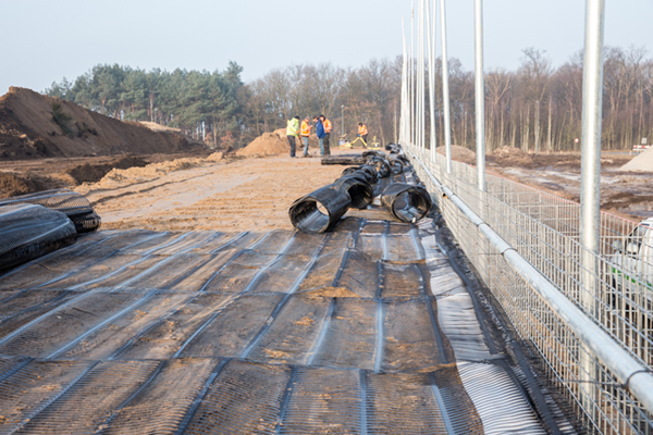 Steile wandconstructie met schanskorven High Tech Campus Eindhoven